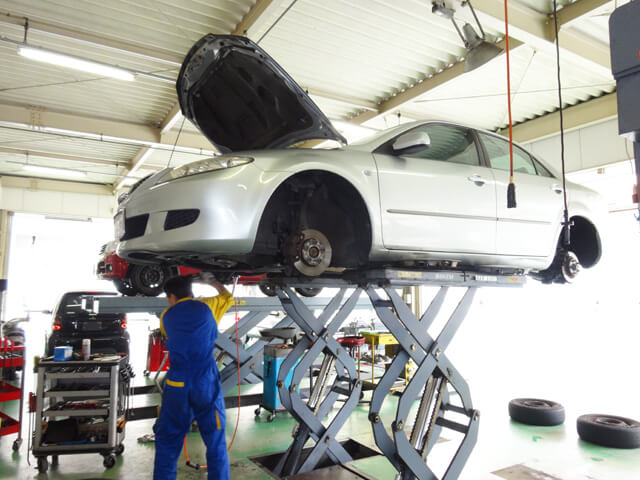 リフトする車を整備する様子