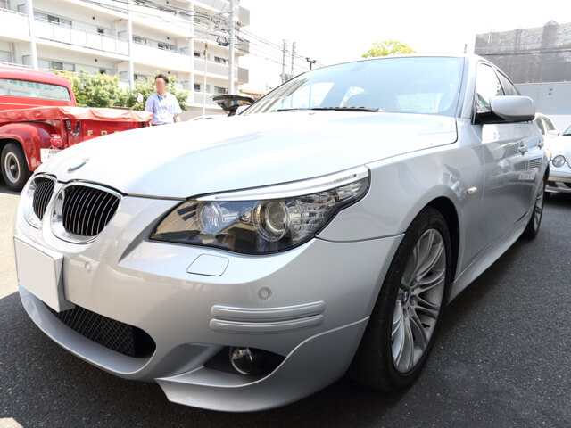 白い新車